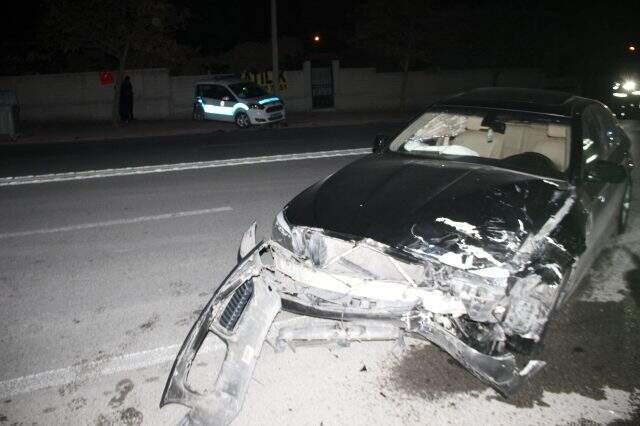 Devriye gezen polis aracına otomobil çarptı: 2'si polis 3 yaralı Devriye gezen polis aracına otomobil çarptı: 2'si polis 3 yaralı
