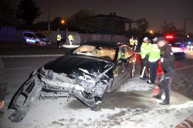 Devriye gezen polis aracına otomobil çarptı: 2'si polis 3 yaralı Devriye gezen polis aracına otomobil çarptı: 2'si polis 3 yaralı