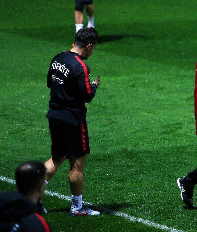 Emre Belözoğlu idmana dua ederek çıktı! Emre Belözoğlu idmana dua ederek çıktı!