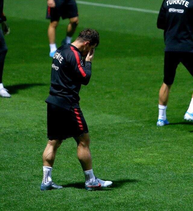 Emre Belözoğlu idmana dua ederek çıktı! Emre Belözoğlu idmana dua ederek çıktı!