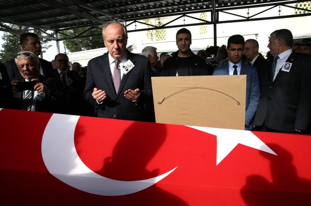 Davutoğlu ve Kılıçdaroğlu, Mümtaz Soysal'ın cenazesinde yan yana saf tuttu