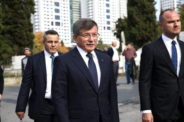 Davutoğlu ve Kılıçdaroğlu, Mümtaz Soysal'ın cenazesinde yan yana saf tuttu