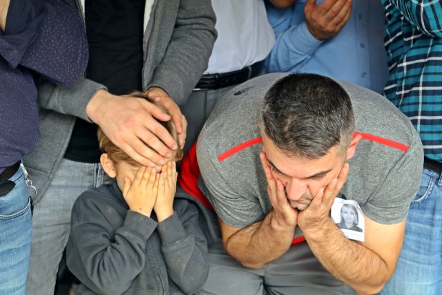 Günün en acı görüntüsü! Küçük Mustafa annesinin cenaze namazını babasıyla birlikte kıldı