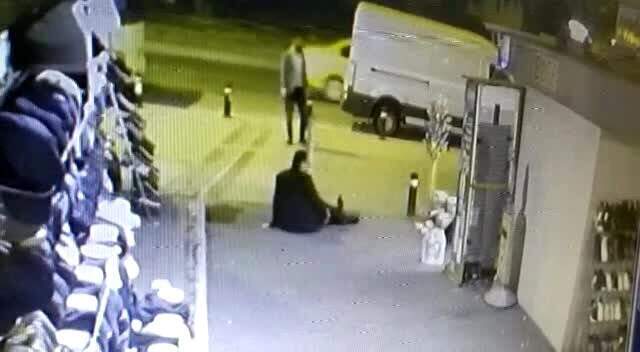 Kaldırımda bekleyen adamı bacağından vurdu Ne olduğunu anlayamadı! Kaldırımda bekleyen kişi silahla bacağından vuruldu