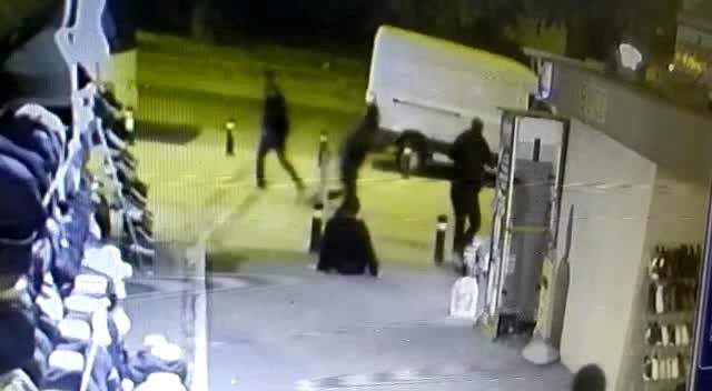 Kaldırımda bekleyen adamı bacağından vurdu Ne olduğunu anlayamadı! Kaldırımda bekleyen kişi silahla bacağından vuruldu