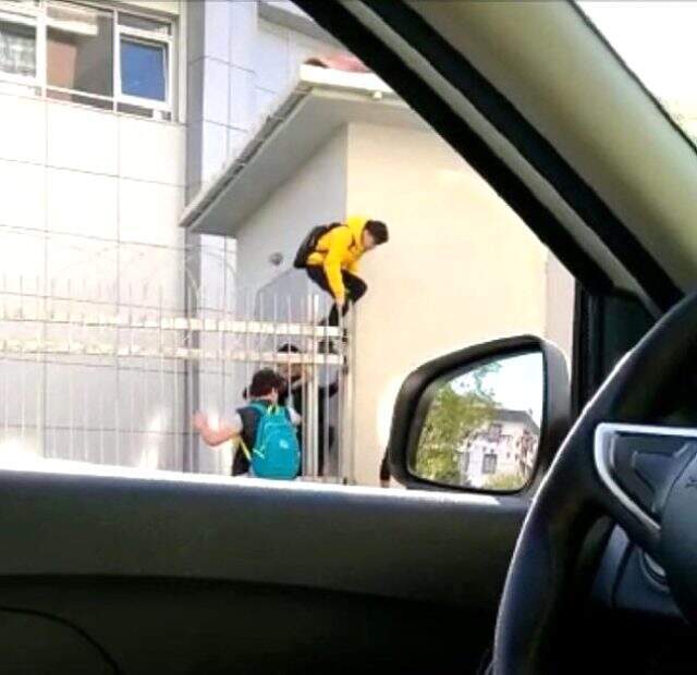 Lise öğrencilerinin tehlikeli kaçışı kamerada! Lise öğrencilerinin tehlikeli kaçışı kamerada!