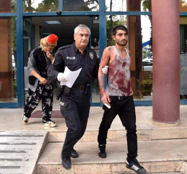 Sevgilisini taciz ettiğini öne sürdüğü çocuğu döner bıçağıyla yaraladı Sevgilisini taciz ettiğini öne sürdüğü kişiyi döner bıçağıyla ağır yaraladı