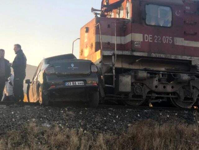 Tren, hemzemin geçitte otomobile çarptı: 3 yaralı Tren, hemzemin geçitte otomobile çarptı: 3 yaralı