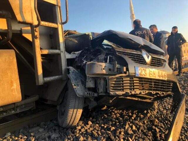 Tren, hemzemin geçitte otomobile çarptı: 3 yaralı Tren, hemzemin geçitte otomobile çarptı: 3 yaralı