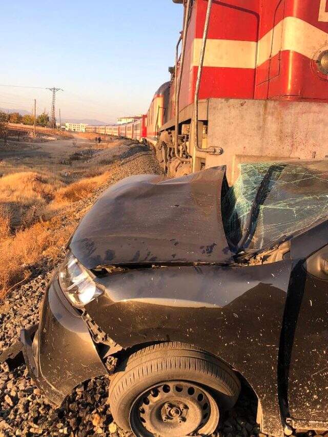 Tren, hemzemin geçitte otomobile çarptı: 3 yaralı Tren, hemzemin geçitte otomobile çarptı: 3 yaralı