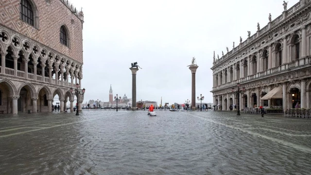 Venedik'te son 53 yılın en büyük su baskını: Deniz seviyesi 1,87 metre yükseldi, sokaklar su...