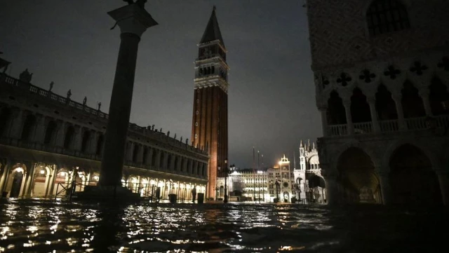 Venedik'te son 53 yılın en büyük su baskını: Deniz seviyesi 1,87 metre yükseldi, sokaklar su...
