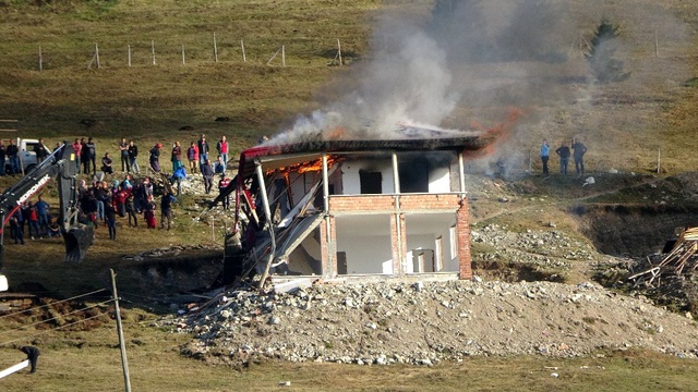 Trabzon'da olaylı yıkım! Yayla evleri sahipleri tarafından ateşe verildi
