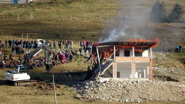 Trabzon'da olaylı yıkım! Yayla evleri sahipleri tarafından ateşe verildi