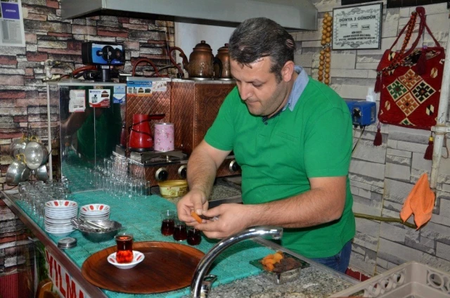 Malatya'daki çay ocağında çayın yanında şeker yerine kayısı ikram ediliyor