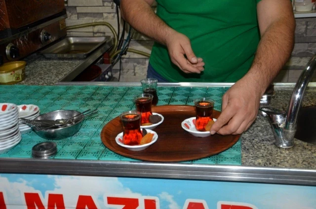 Malatya'daki çay ocağında çayın yanında şeker yerine kayısı ikram ediliyor