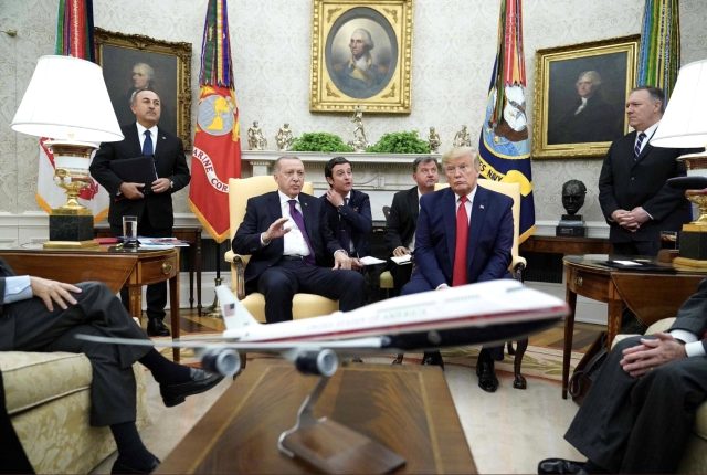 Cumhuriyetçi senatör Lindsey Graham, Erdoğan ve Trump'ın karşısında bacak bacak üstüne atarak oturdu