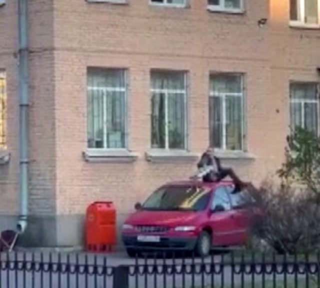 Rusya'da bir kişi kelepçelendiği radyatörü koparıp karakoldan kaçtı