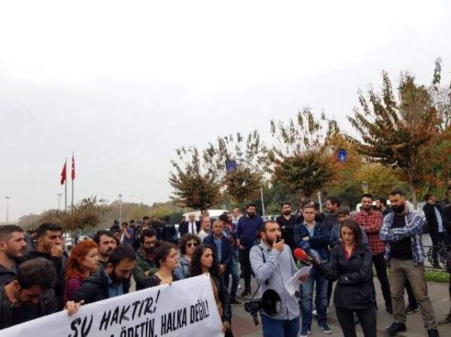 Seçimlerde İmamoğlu'nu destekleyen grup, İBB binası önünde su zammını protesto etti