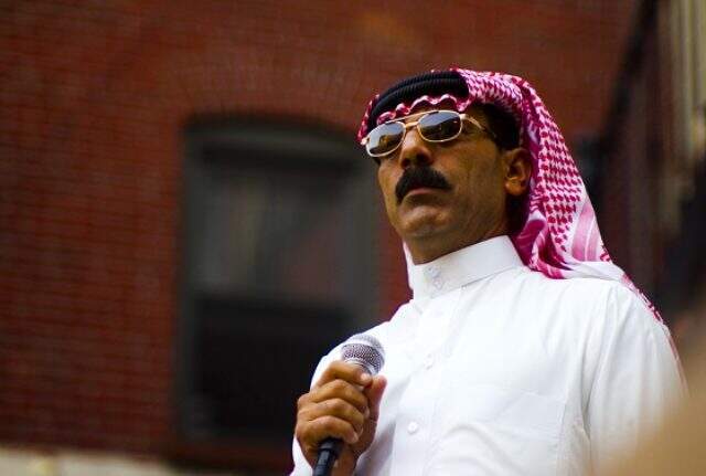 Suriyeli fenomen Ömer Süleyman, Akçakale'de açtığı fırında parasız olanlara bedava ekmek dağıtıyor Suriyeli fenomen Ömer Süleyman, Akçakale'de açtığı fırında parasız olanlara bedava ekmek dağıtıyor