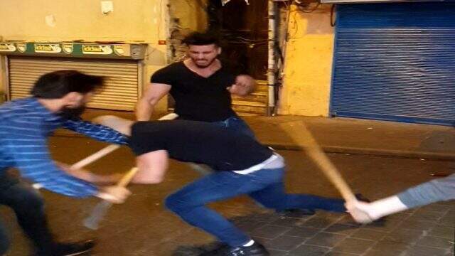 Suriyeliler Taksim'i birbirine kattı Suriyeliler, demir ve sopalı kavgada Taksim'i birbirine kattı