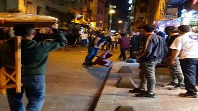 Suriyeliler Taksim'i birbirine kattı Suriyeliler, demir ve sopalı kavgada Taksim'i birbirine kattı