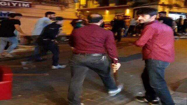 Suriyeliler Taksim'i birbirine kattı Suriyeliler, demir ve sopalı kavgada Taksim'i birbirine kattı
