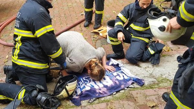 Yangında kedilerinin öldüğünü gören kadın sinir krizi geçirdi