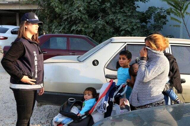 Zabıta ekipleri bebekli dilencilere para cezası kesti