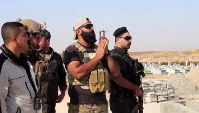 ABD askerleri, Barış Pınarı Harekatı'nda öldürülen teröristlerin mezarlığında görüntülendi ABD askerleri, Barış Pınarı Harekatı'nda öldürülen teröristlerin mezarlığında görüntülendi