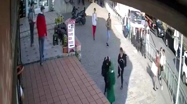 İstanbul Karaköy'de başörtülü kıza çirkin saldırı! Saniye saniye kaydedildi
