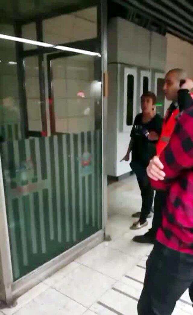 Karaköy'de başörtülü kızlara saldıran kadın, aynı gün başkalarıyla tartışıp küfürler yağdırmış