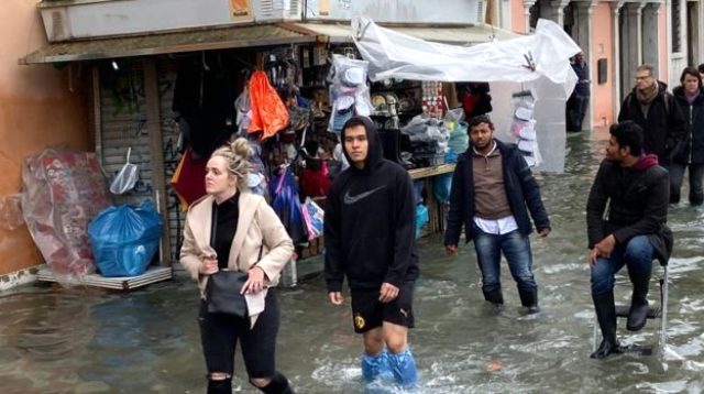 Venedik'te su seviyesi yeniden yükseldi, San Marco Meydanı kapatıldı