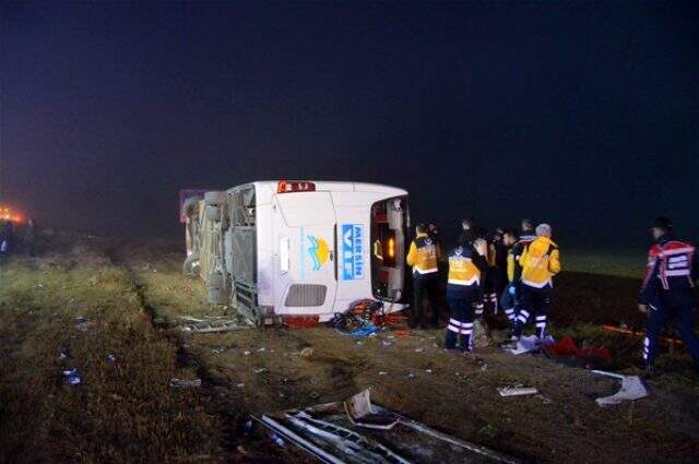 Aksaray'da yolcu otobüsü şarampole devrildi: 1 ölü, 8'i ağır 45 yaralı Aksaray'da yolcu otobüsü şarampole devrildi: 1 ölü, 8'i ağır 45 yaralı