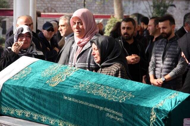 Bakırköy'de siyanür ile yaşamlarına son veren aile defnedildi Bakırköy'de siyanürle yaşamlarına son veren aile defnedildi