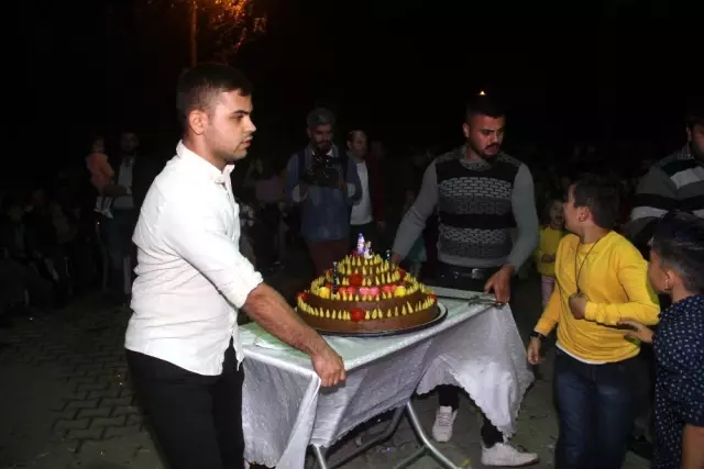 Düğünlerinin unutulmaz olmasını isteyen gelin ve damat pasta yerine çiğ köfte kesti