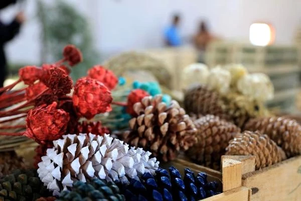 Orman çöplerinden Noel çelenkleri yapıp 20 ülkeye ihraç ediyorlar!