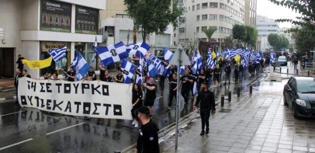 Rumlardan skandal hareket! Irkçı eylemde KKTC bayrağı yakıldı Rumlardan skandal hareket! Irkçı eylemde KKTC bayrağı yakıldı
