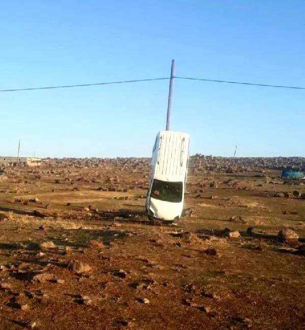 Takla atan araç direğe dayalı halde asılı kaldı