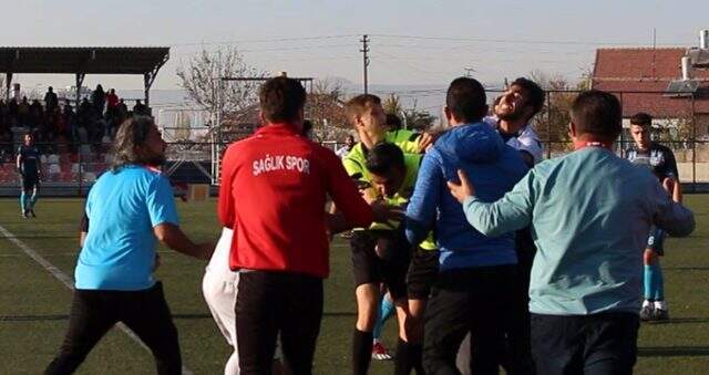 Kırmızı kart gördü, hakeme saldırdı Kırmızı kart gördü, hakeme saldırdı