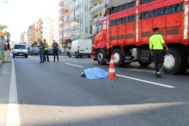 <a class='keyword-sd' href='/motosiklet/' title='Motosiklet'>Motosiklet</a> çarptı, otomobil üstünden geçti! Dehşete düşüren anlar kameraya böyle yansıdı