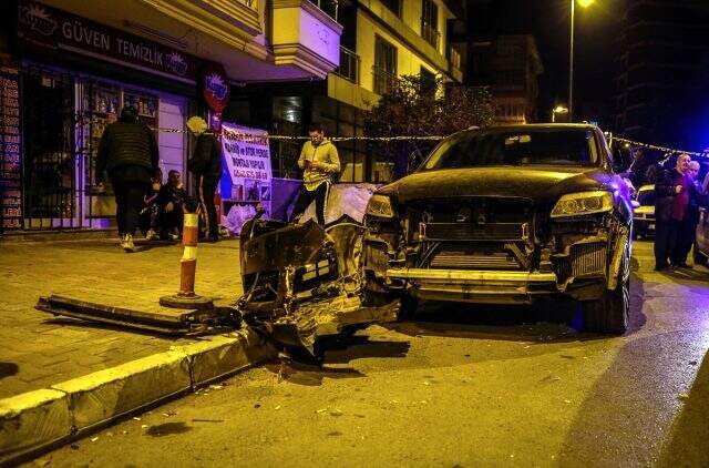 Polisten kaçan araç ortalığı savaş alanına çevirdi! 6 araç zarar gördü