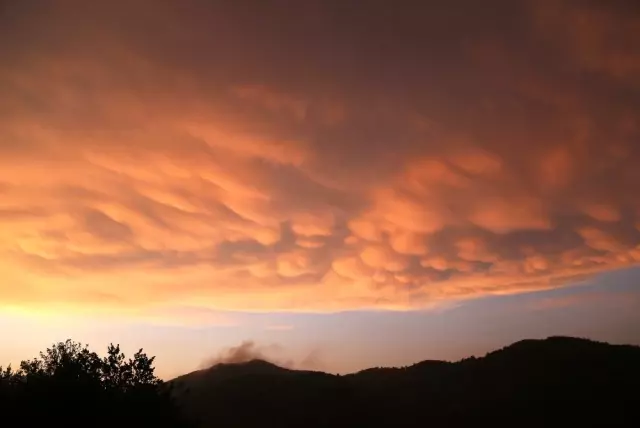 Türkiye'de ender görülen memeli bulutlar Hatay'da görüntülendi