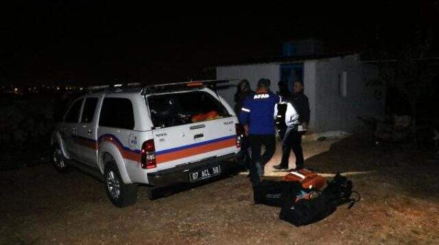 Antalya'da ölü bulunan çiftçinin evinde kimyasal madde şüphesi Antalya'da ölü bulunan çiftçinin evinde kimyasal madde şüphesi