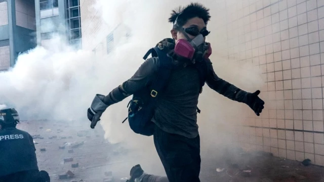 Hong Kong'da polisten kampüsü işgal eden öğrencilere 'Gerçek mühimmat kullanırız' uyarısı