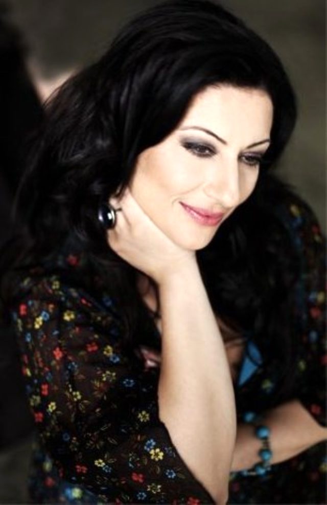 İki kez kanseri yenen şarkıcı Gülay Sezer hastaneye kaldırıldı