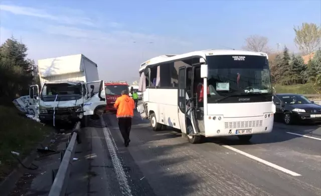 Kamyon ile turistleri taşıyan midibüs çarpıştı: 2'si ağır 5 kişi yaralandı