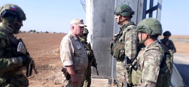 Türk askerleriyle birlikte devriye atan Rus komutan, YPG paçavrasıyla görüntülendi