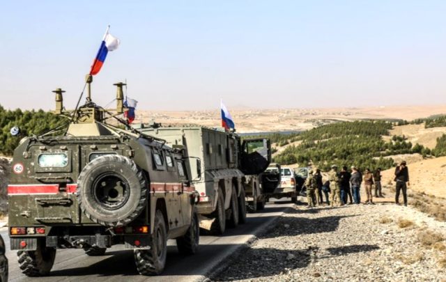 Türk askerleriyle birlikte devriye atan Rus komutan, YPG paçavrasıyla görüntülendi