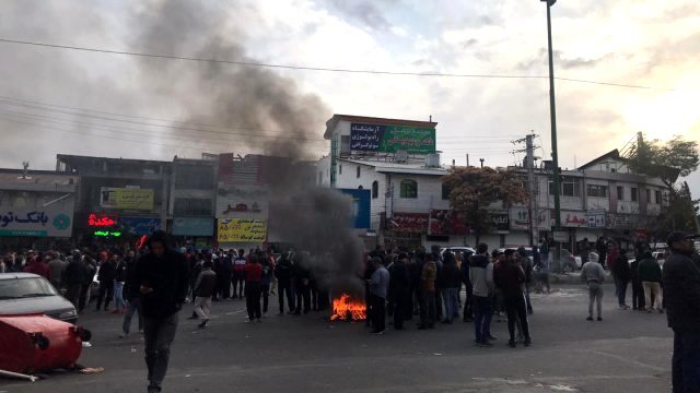 İran'da Hamaney'e yakın gazete, protesto liderlerinin 'idamla' yargılanacağını yazdı